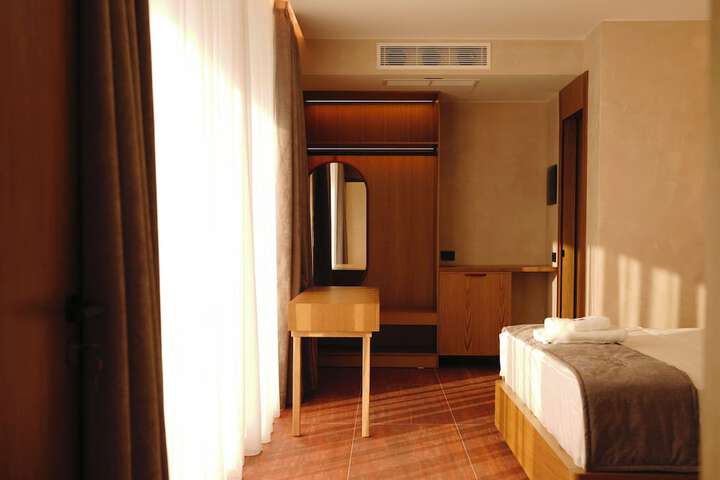 Room 5 of 37