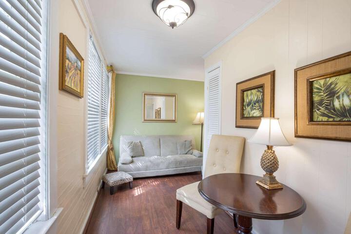 1 Queen Bed (4 of 12)
