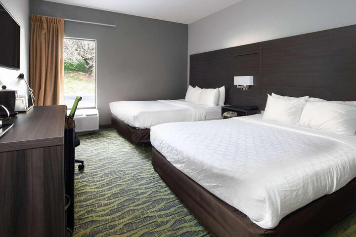 2 Queen Beds (5 of 7)
