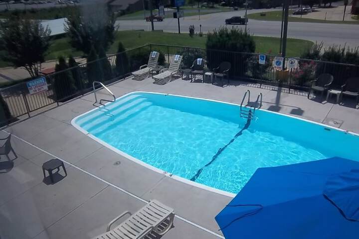 Pool 24 of 40