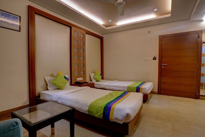 Room 10 of 30