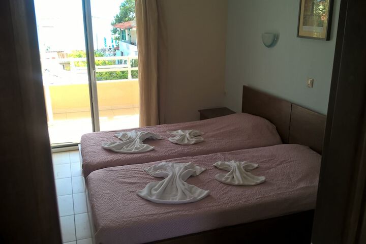 Room 2 of 28