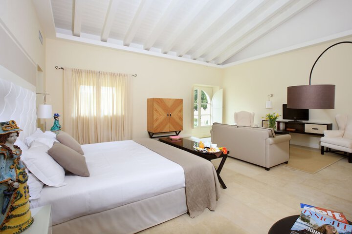 Room 18 of 200