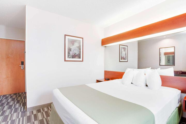 1 Queen Bed (10 of 16)