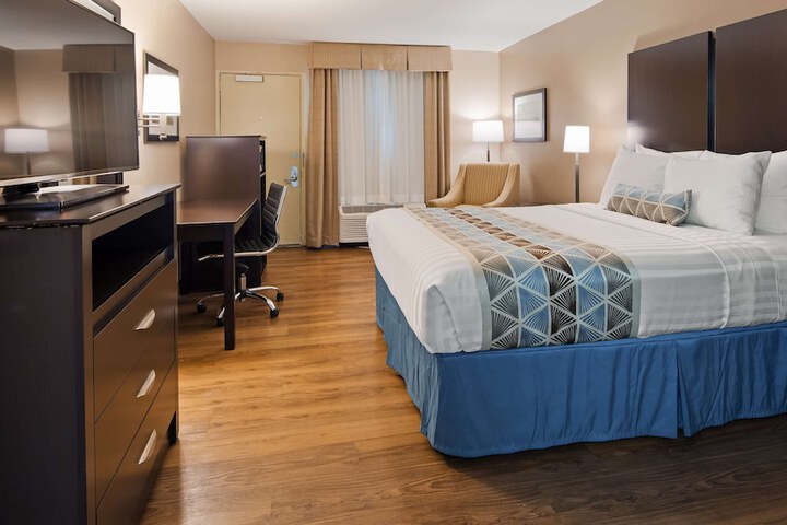 1 Queen Bed High Speed Internet Accessible Coffee Maker, Hairdryer Iron and Ironing Board Continental Breakfast (4 of 13)