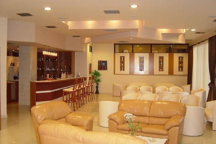 Lounge 51 of 58