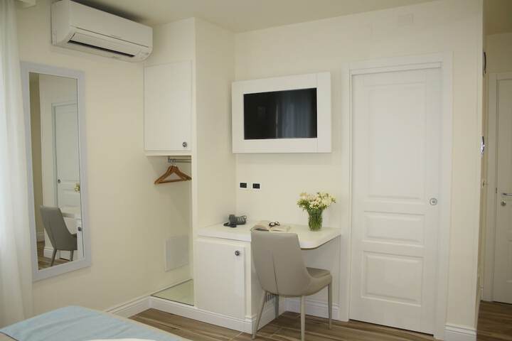 Room 3 of 33