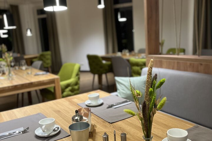 Dining 7 of 19
