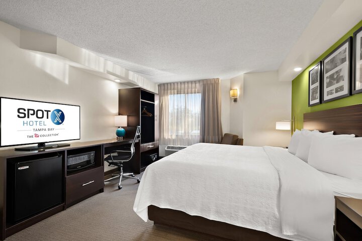 1 King Bed (5 of 6)