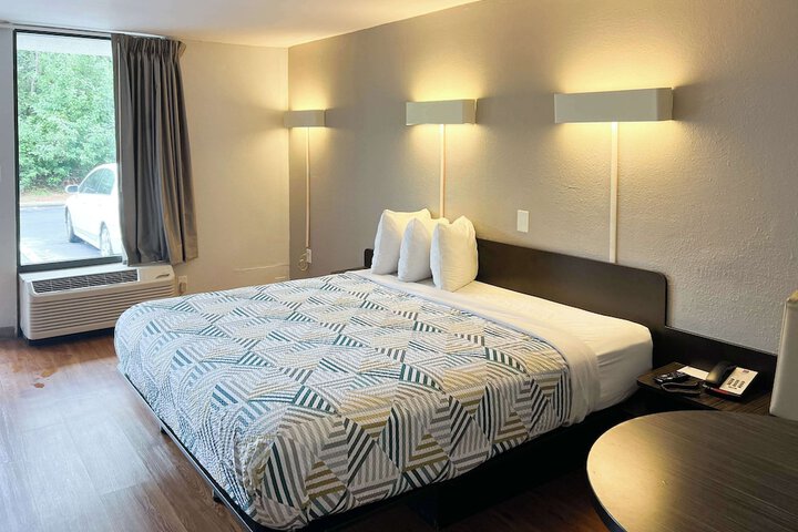 1 King Bed Micfridge (2 of 10)