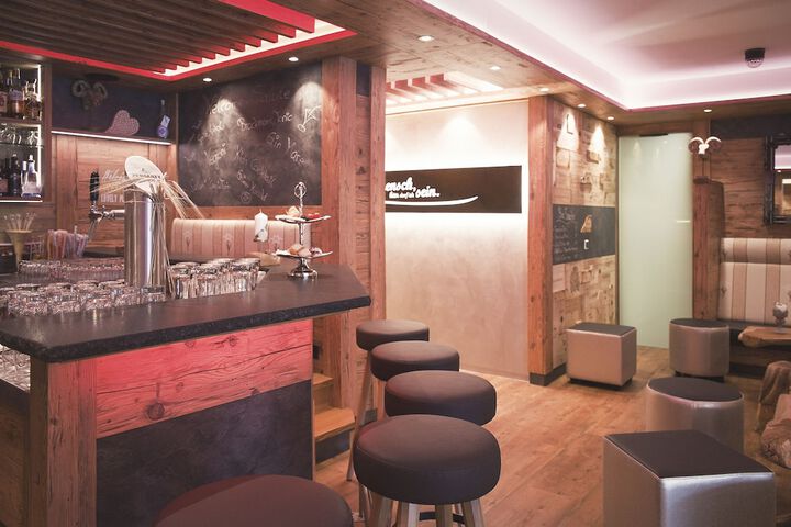 Lounge 105 of 117