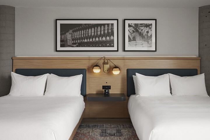 1 Queen Bed (7 of 9)