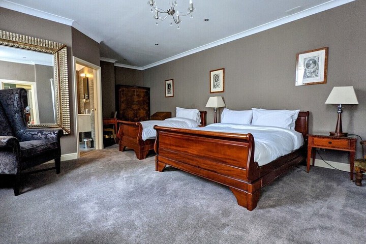 Room 27 of 43