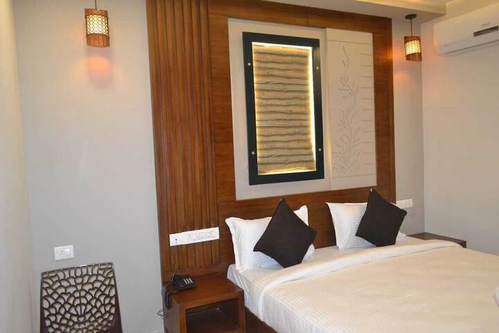 Room 9 of 13