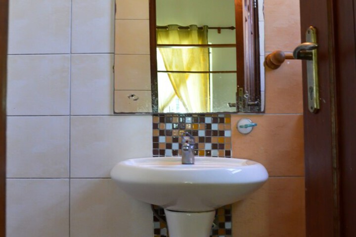 Room 27 of 39