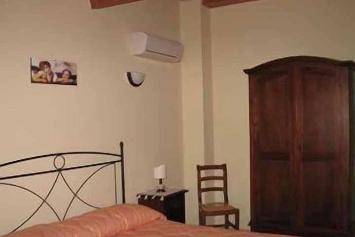 Room 10 of 34