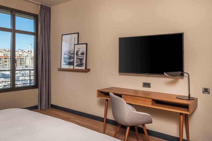 Room 12 of 106