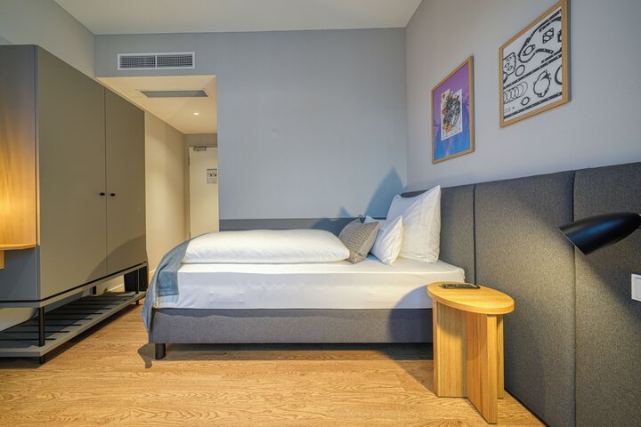 Room 17 of 32