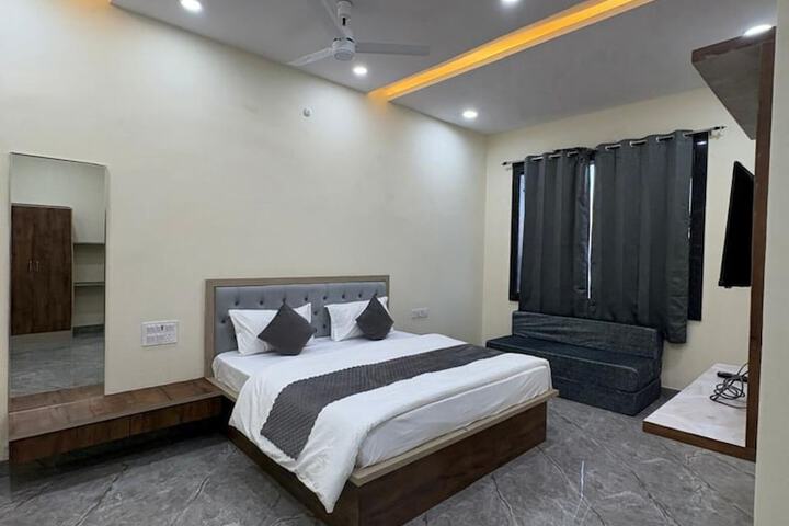Room 5 of 18
