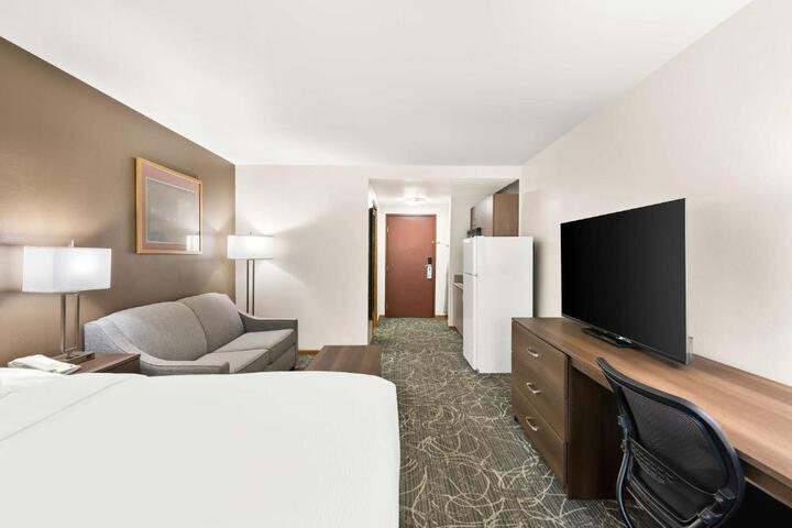 1 King Bed High Speed Internet Accessible Microwave and Refrigerator, Coffee Maker, Hairdryer Iron and Ironing Board Full Breakfast (10 of 30)