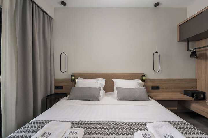 Room 18 of 152