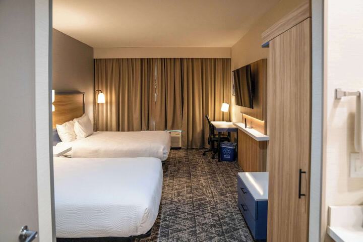 1 Queen Bed (3 of 5)