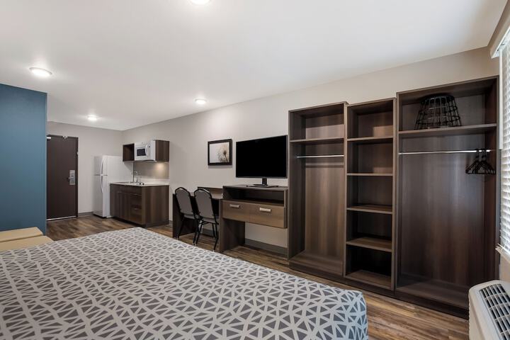 1 King Bed Accessible (13 of 16)