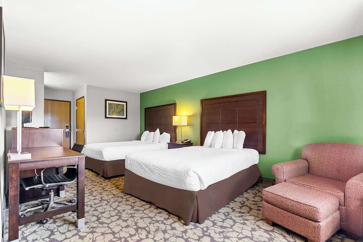 2 Queen Beds Microwave and Refrigerator Flat Screen Television High Speed Internet Accessible Coffee Maker Iron and Ironing Board Full Breakfast (6 of 9)