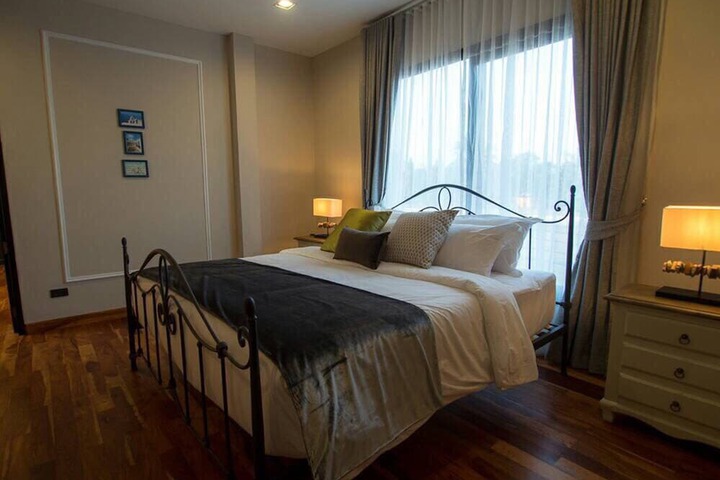 Room 6 of 33