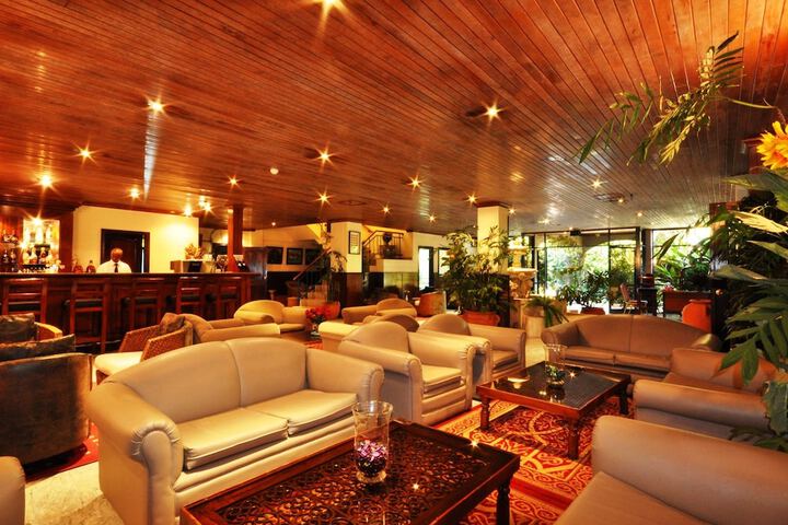 Lounge 18 of 31