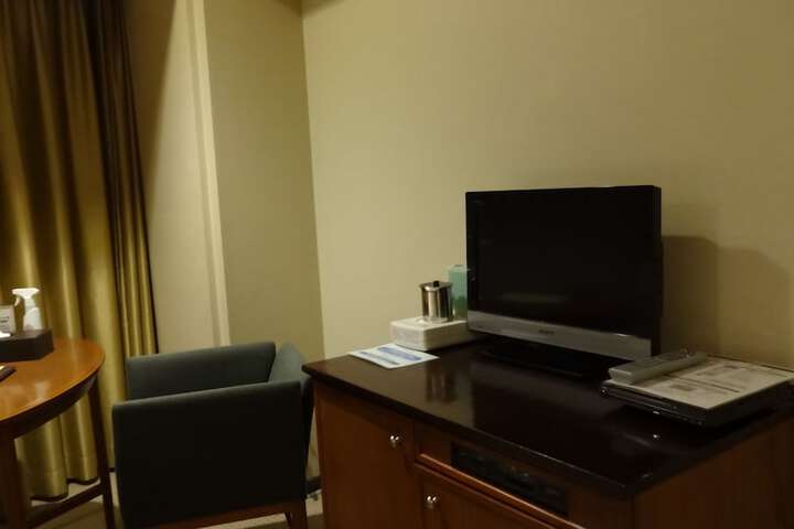Room 8 of 33