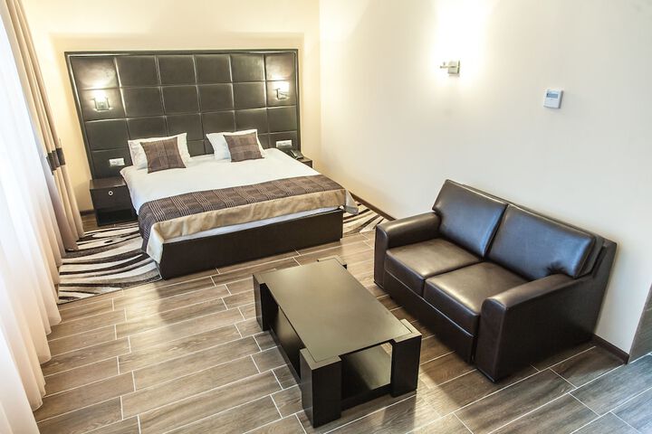 Room 9 of 32