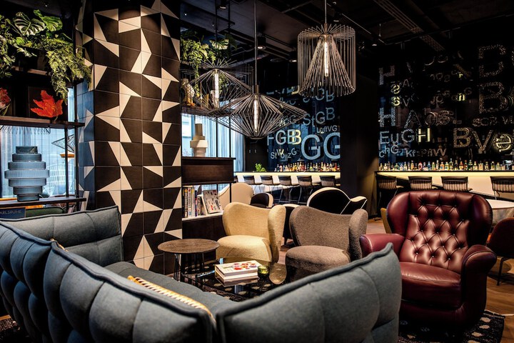 Lounge 34 of 48