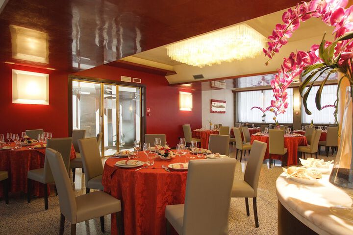 Ballroom/Hall 64 of 77
