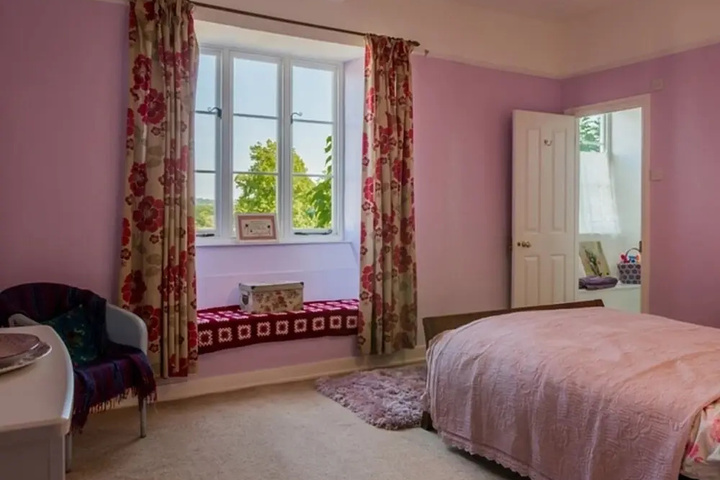 Room 4 of 12