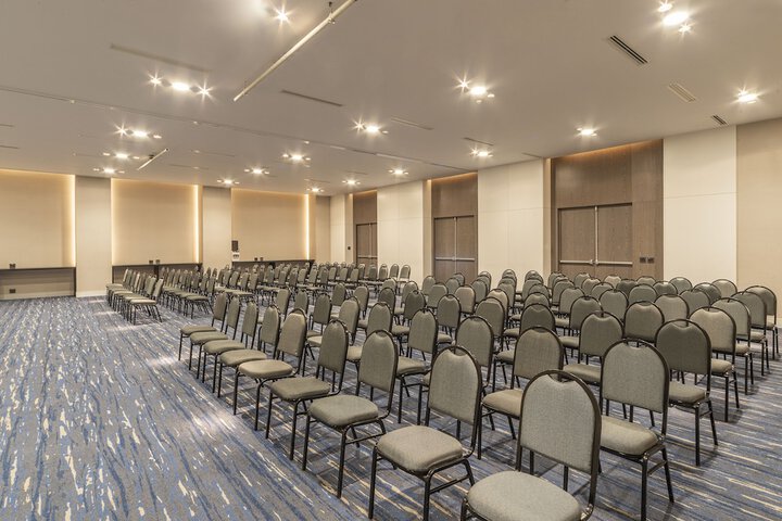 Ballroom/Hall 89 of 104