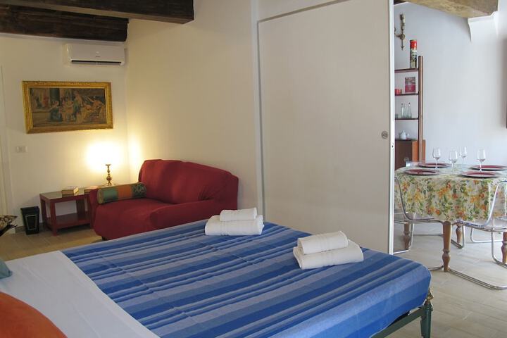 Room 53 of 142