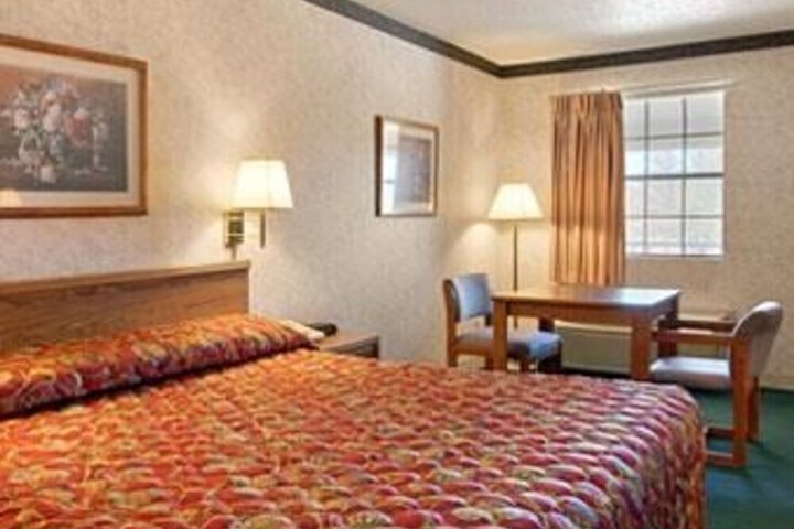 Room 4 of 10