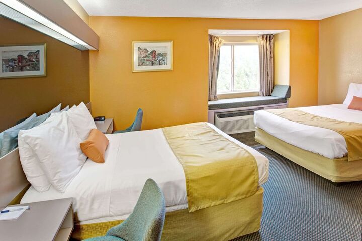 1 Queen Bed (6 of 13)