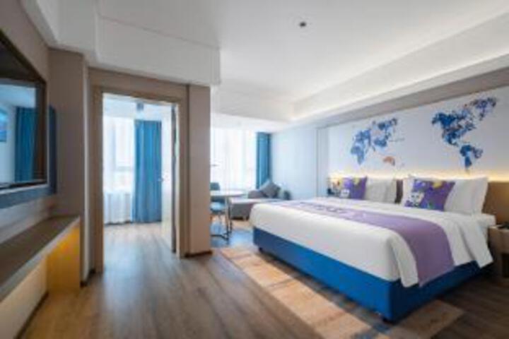 Room 16 of 18