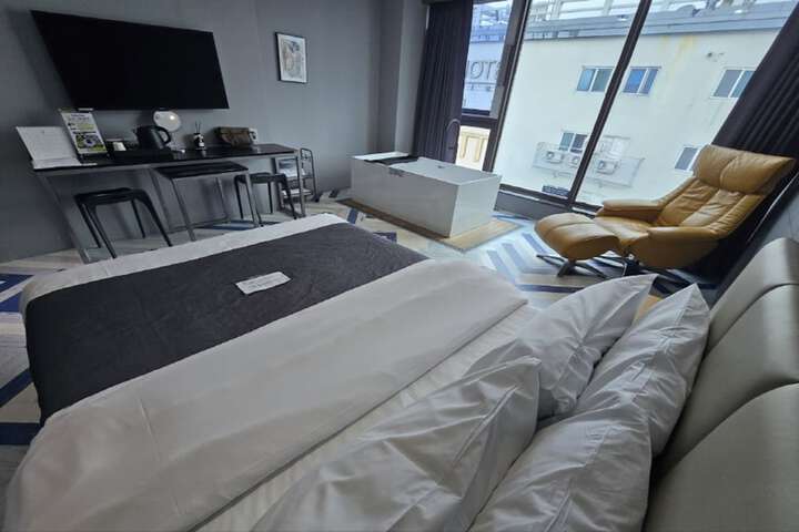 Room 4 of 184