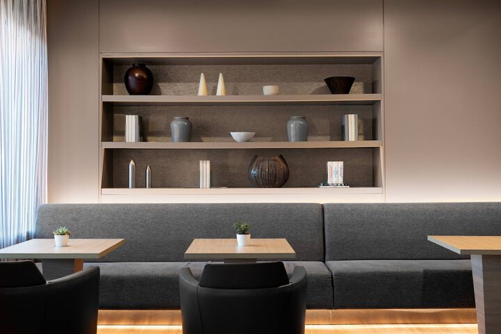 Lounge 27 of 36