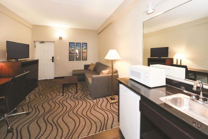1 King Bed Deluxe Room (9 of 19)