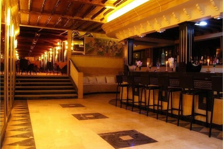 Lounge 46 of 53