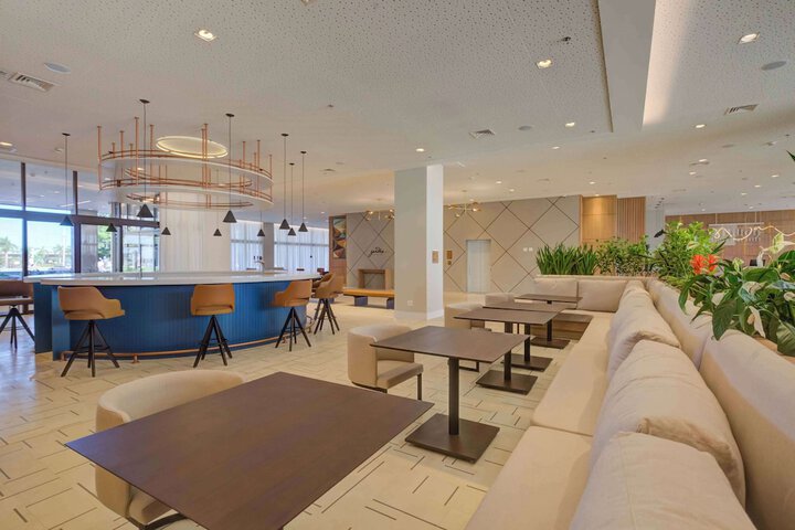 Lounge 107 of 131