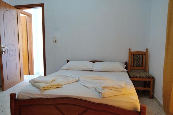 Room 10 of 32