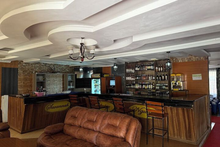 Lounge 17 of 44