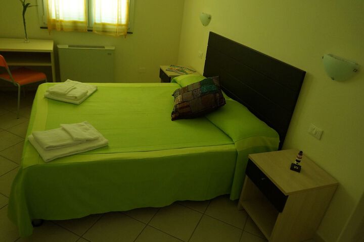 Room 10 of 122