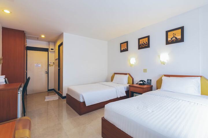 Room 9 of 28