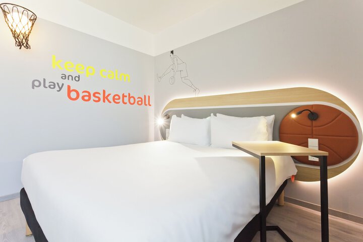 Room 3 of 43